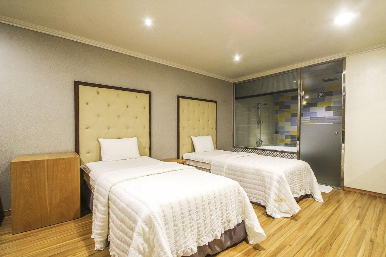 Central Hotel Cshangvon Kültér fotó