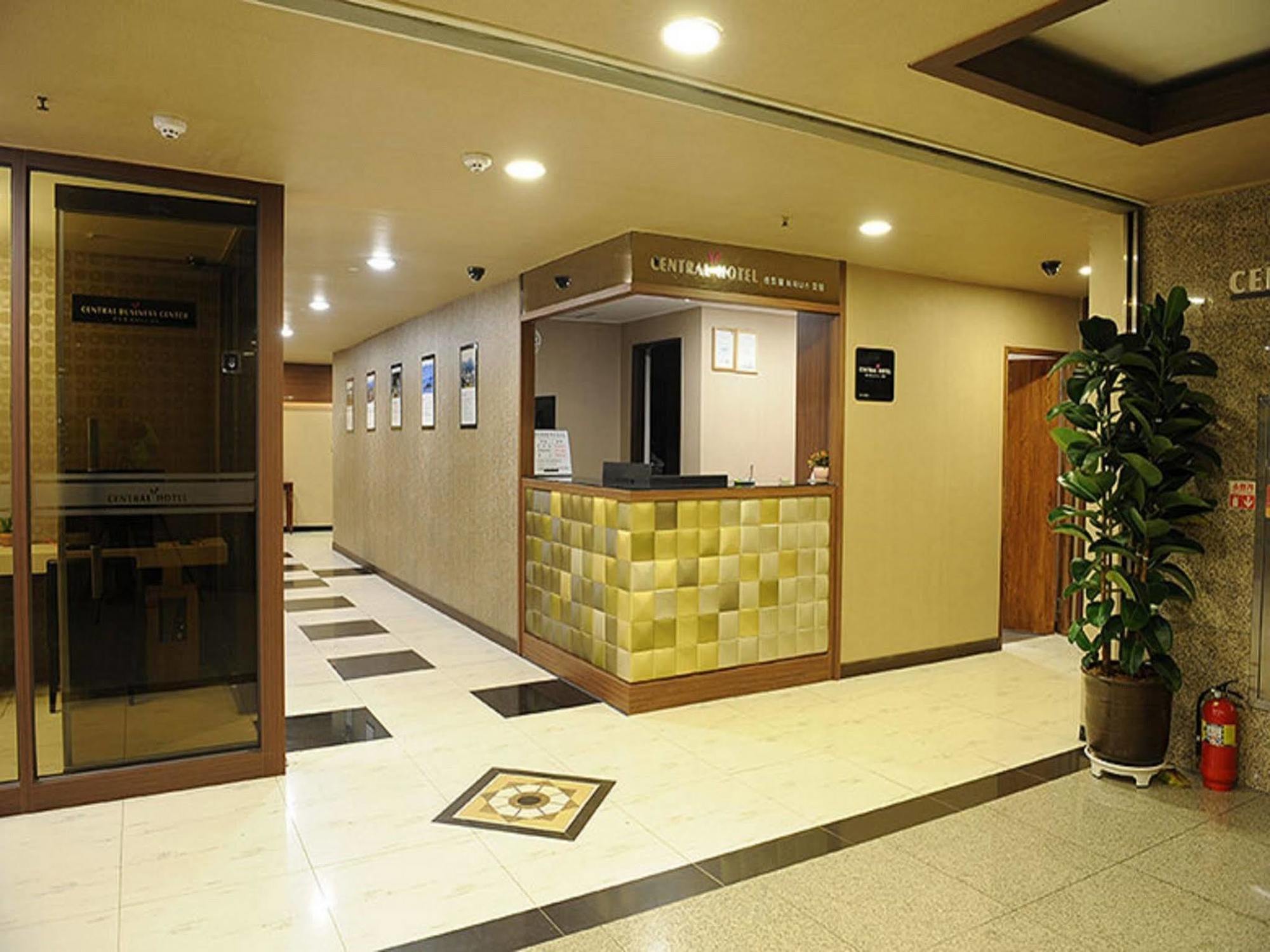 Central Hotel Cshangvon Kültér fotó