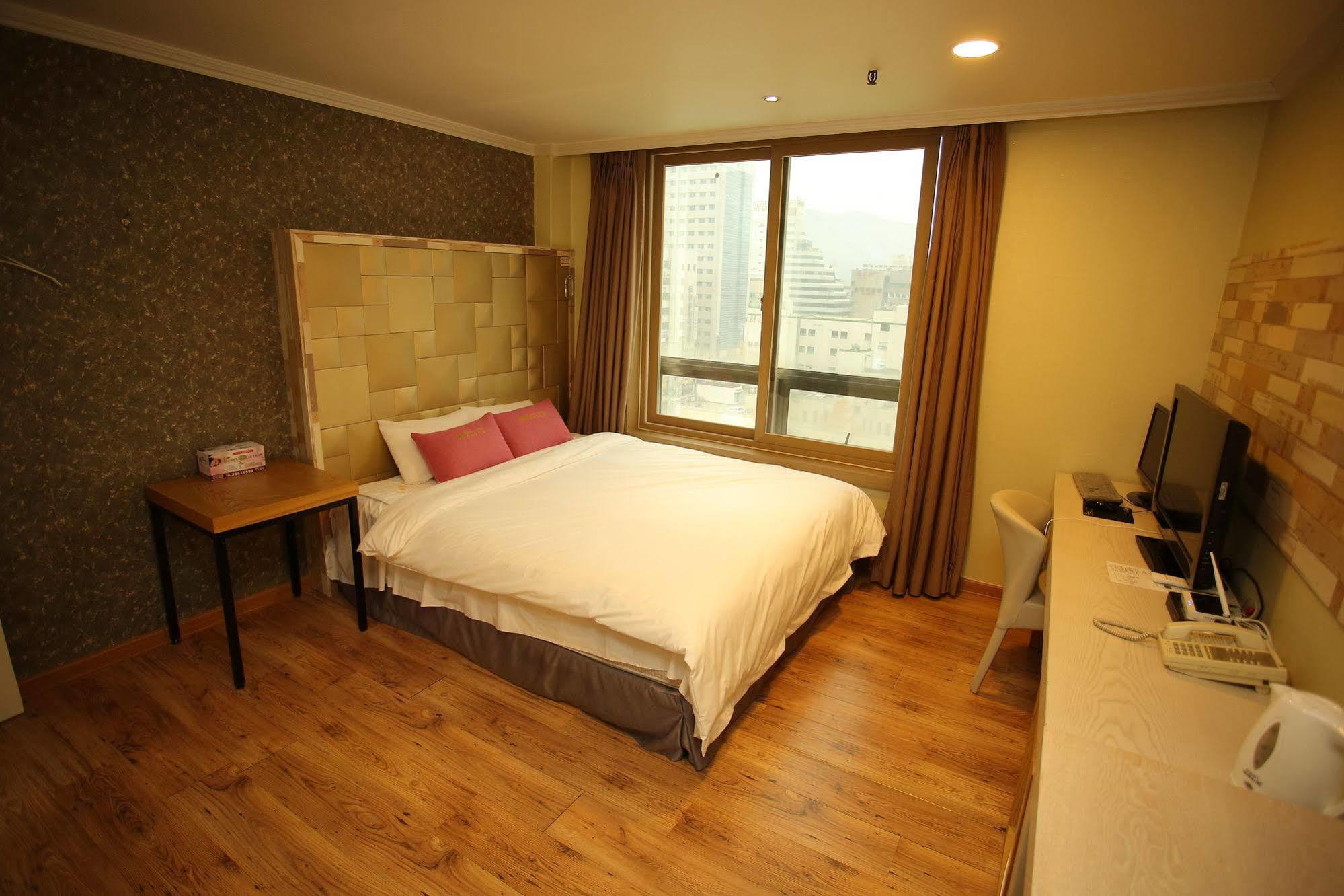 Central Hotel Cshangvon Kültér fotó