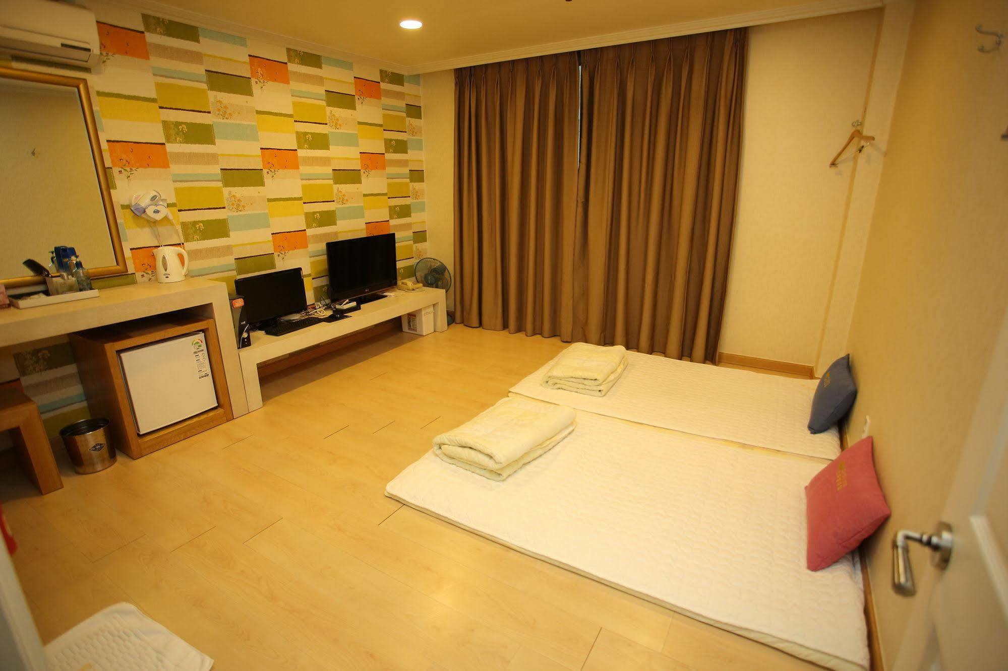 Central Hotel Cshangvon Kültér fotó