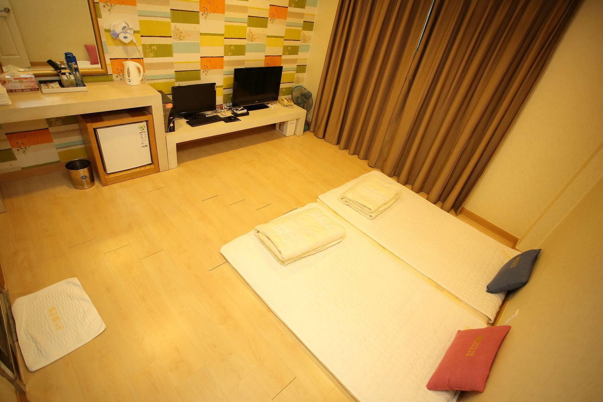 Central Hotel Cshangvon Kültér fotó