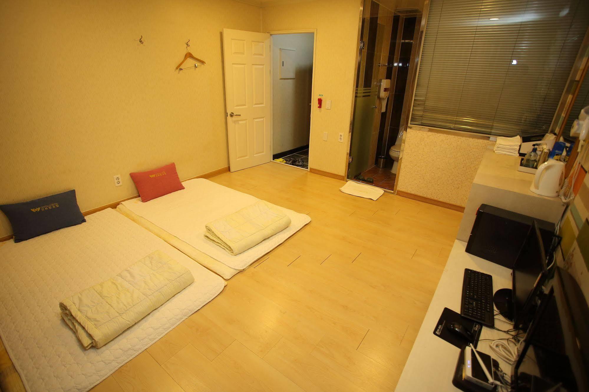 Central Hotel Cshangvon Kültér fotó