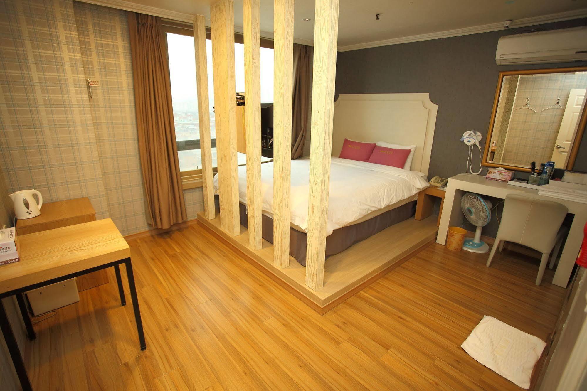 Central Hotel Cshangvon Kültér fotó