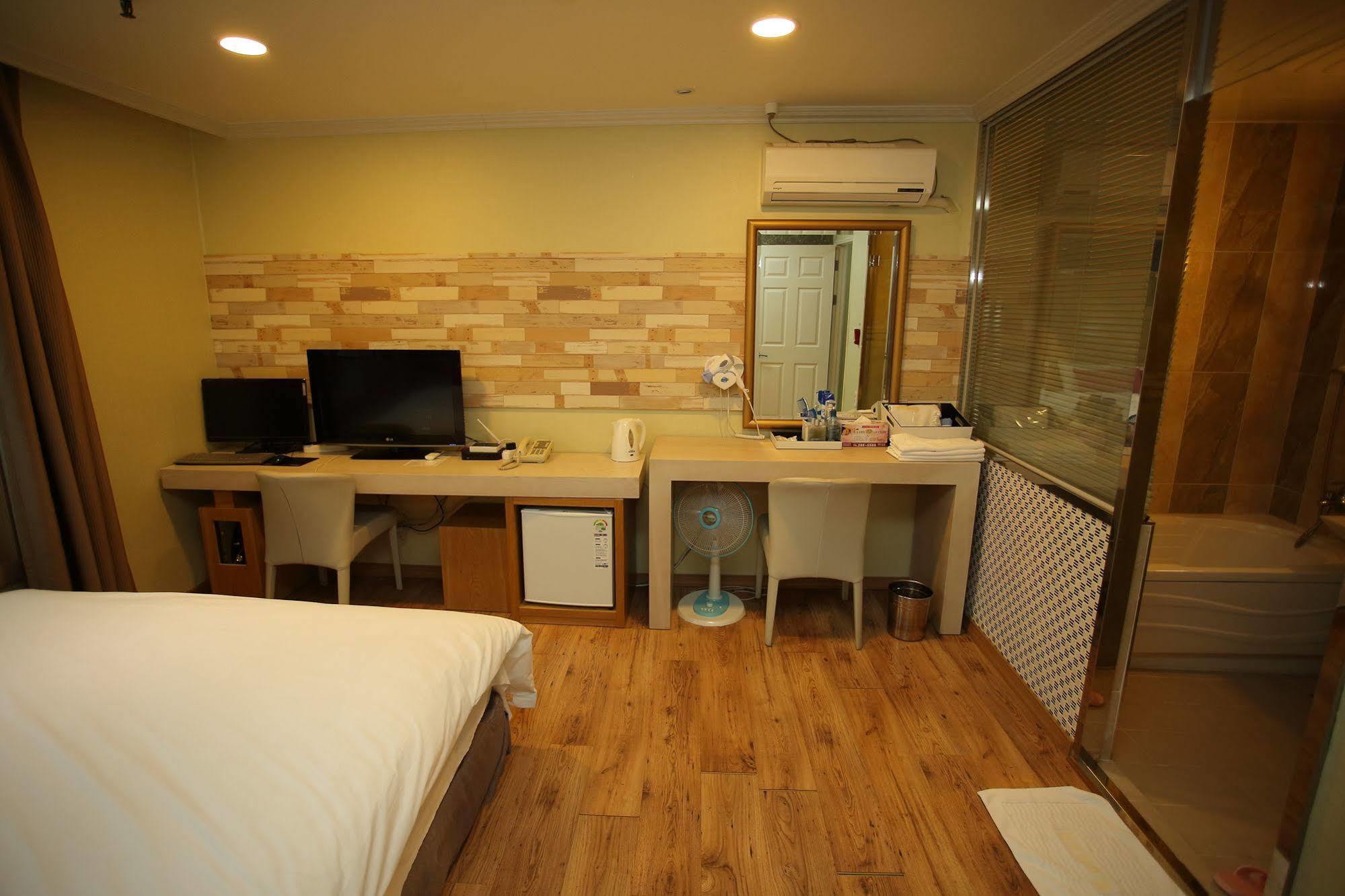 Central Hotel Cshangvon Kültér fotó